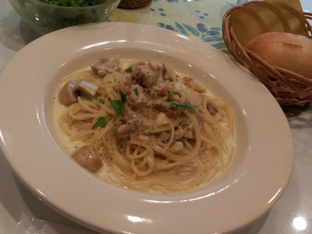 パスタランチにはサラダとパンがついてます。_アラカンパーニュ アトレ大井町