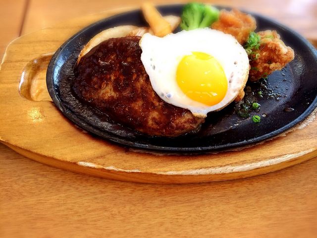 ハンバーグに目玉焼き、唐揚げに盛りだくさんでした_ココス 札幌石山店(COCO’S)