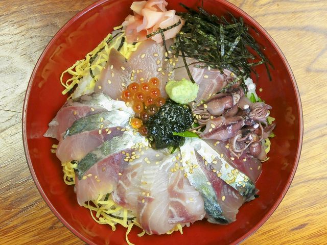 ある日の海鮮丼です。かなり刺身がいっぱいでおいしかったですよ。_お食事処 かいがん