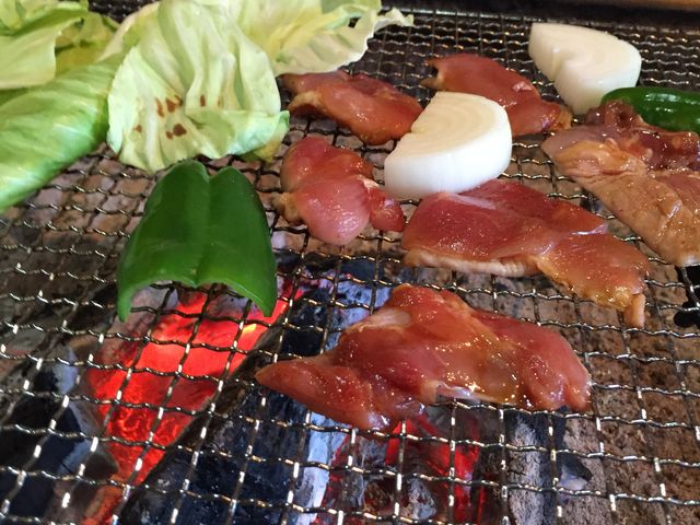炭で焼く地鶏がうまい_月廻り温泉館