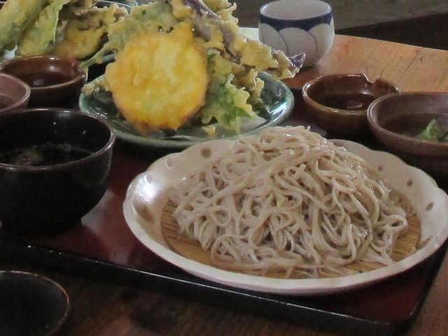 そばと野菜天ぷら_かもしか村