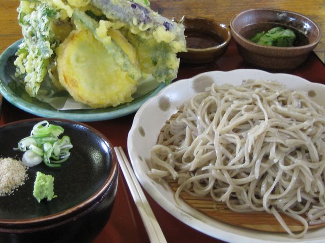 そばと野菜天ぷら_かもしか村