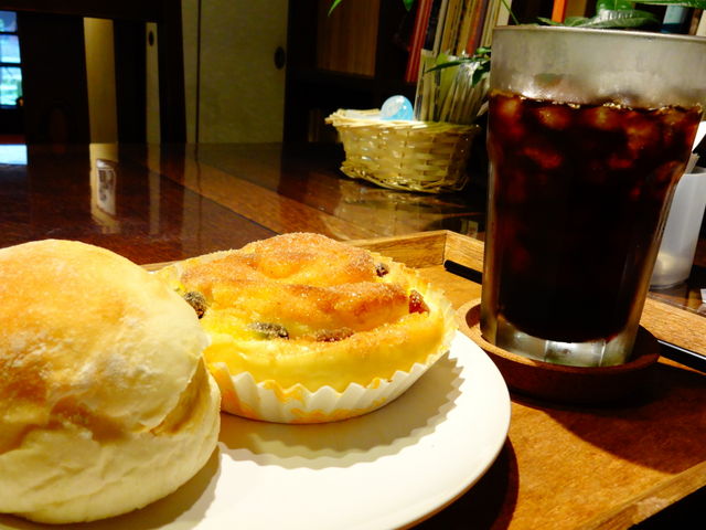 ピーナッツコッペと五豆の切株とコーヒー_ベーカリーカフェ カシュカシュ