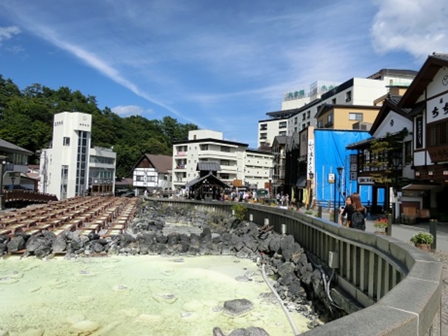 湯畑の脇の無料足湯_湯けむり亭