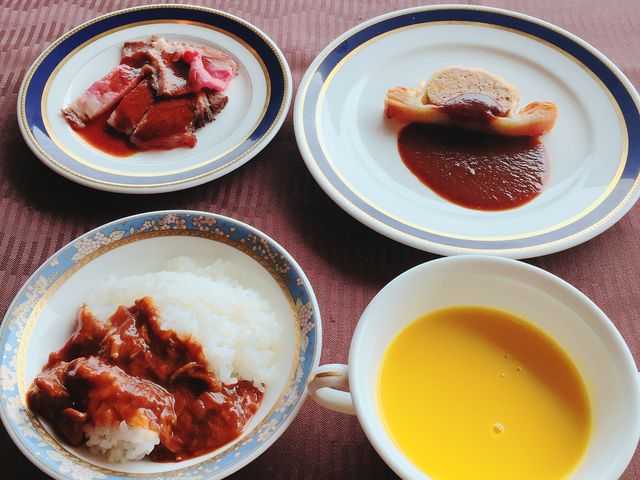 お肉料理は、ハヤシライス、ローストビーフ、牛肉のパイ包み_ル・トリアノン・鎌倉プリンスホテル店