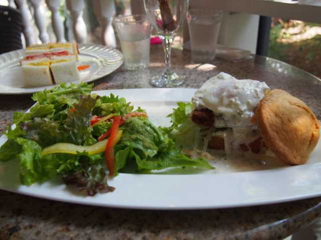 フィレオフィッシュとポーチドエッグのビスケットサンド¥880_SANDWICH FACTORY utsubo park