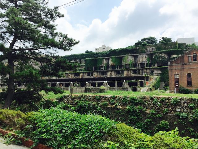 昼間でもどこか幻想的な建物_佐渡金山遺跡