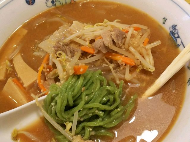 野沢菜を練り込んだ緑色の麺に驚き!_ありがたや