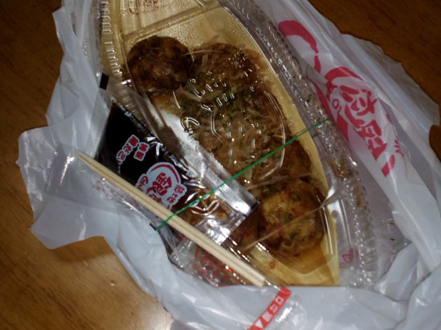 これは普通のたこ焼きですが、いろいろなトッピングもあります。_築地銀だこ橋本ビブレ店