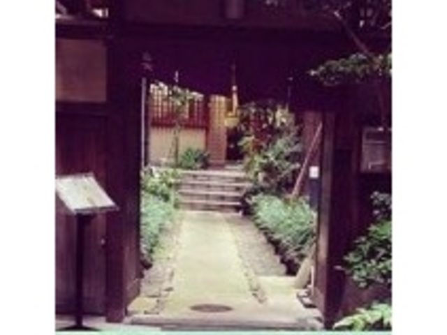 思わず写真を撮りたくなる入り口_吉寅