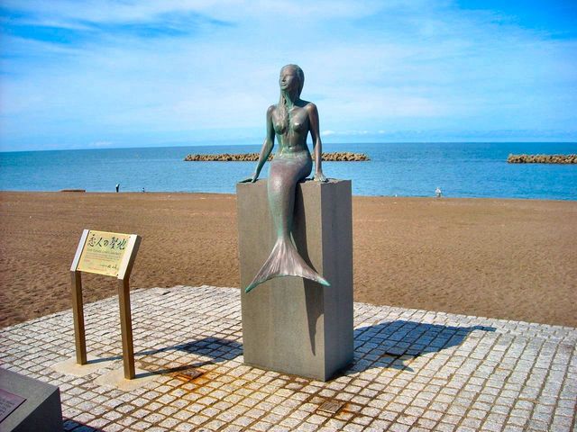 「恋人の聖地」という金色の看板_恋人の聖地・鵜の浜温泉海岸