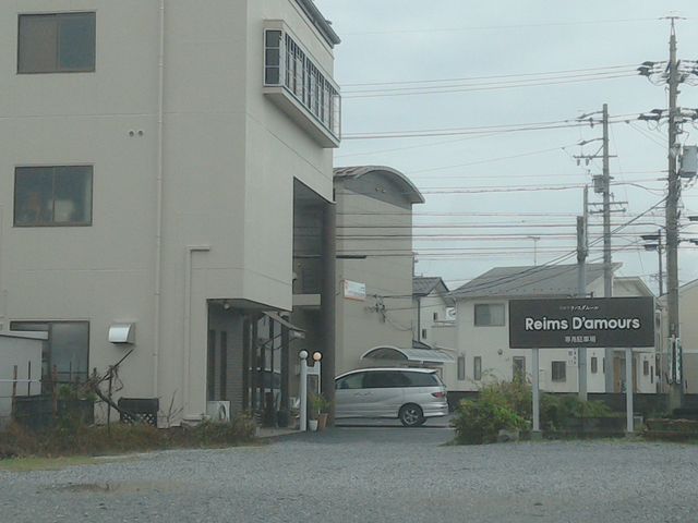 信号で停止した車が駐車場への入口を塞ぐので、東側からが入りやすいです。_ランスダム―ル