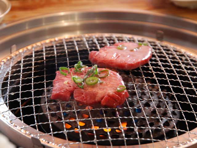 BBQスペースで焼肉_肉卸 肉のオカヤマ 直売所