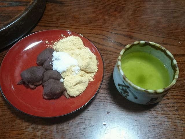 600円の安倍川餅。ほかにも、ワサビ醤油のからみ餅があります。_石部屋