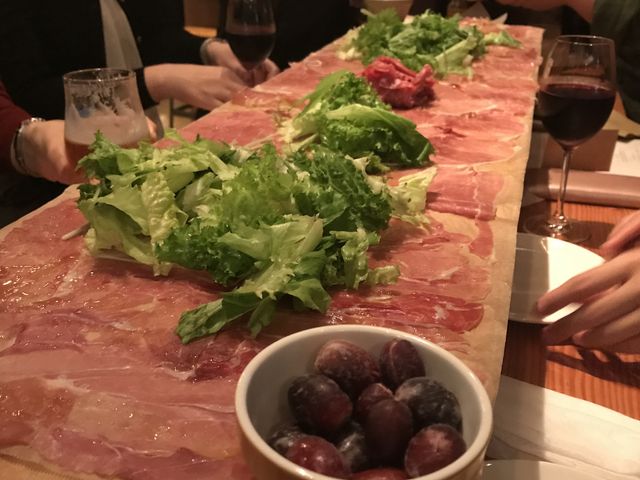 生ハムてんこ盛り_ワインの酒場 ディプント新宿三丁目店