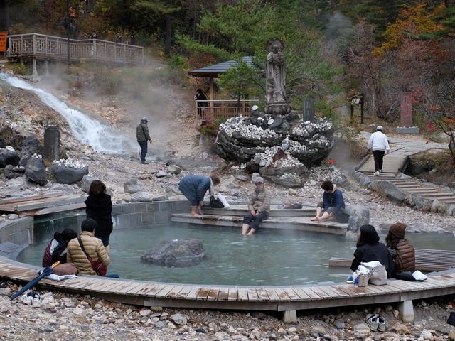 足湯にも結構、お客さんが浸かっています。_西の河原露天風呂