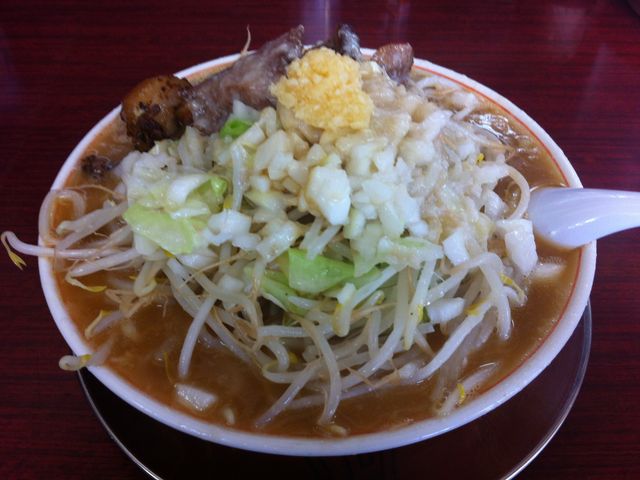 ボリューム満点のラーメン_がっつり食堂ドカメン