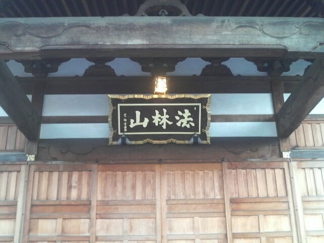 専福寺の本堂前にて合掌一礼_専福寺
