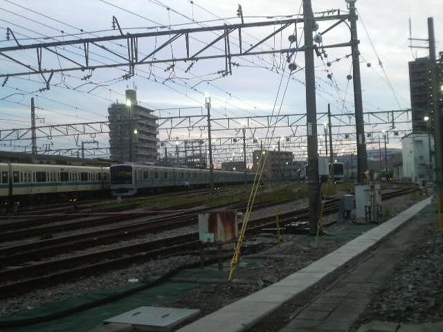 小田急線・相武台前駅にはホームの本線以外に、電車が留まるための線路が多く敷かれています_小田急電鉄相武台前駅
