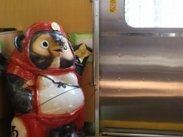 電車の中には忍者姿のたぬき_信楽高原鐵道