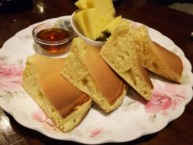 ホットケーキもボリュームがあってフルーツもついてくる!_明日香 伊川谷店