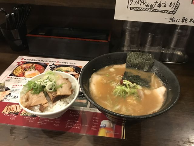 ラーメンとサイドメニューで1000円超えです_らぁめん じん