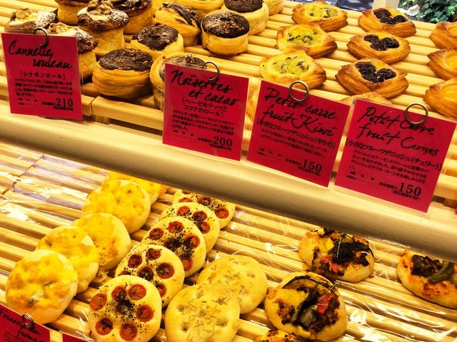 好きなパンを自分でチョイスできるディスプレイ。_ル・ディマンシュ