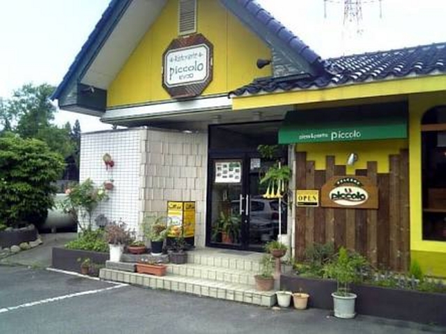 黄色の建物に目印_リストランテ・ピッコロ