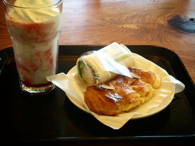 ラップサンドとスイーツ、ストロベリーフラぺはグラスでサーブして下さいました!_スターバックスコーヒー 福岡大濠公園店