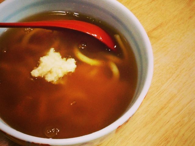 シンプルな見た目ながら、味わい深いスープでほっこり!生姜が効いて身体中温まります!_おかる