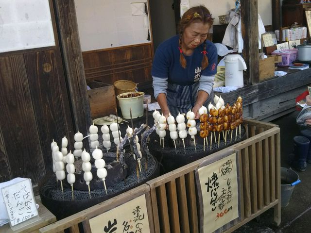 ライブ感がある売り方です_大内宿 山本屋