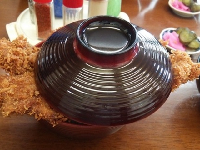2枚丼。どんぶりからはみ出てます?!_ニコニコ亭