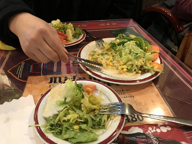 サラーダ取分け中_SITAL シタル 西荻窪店