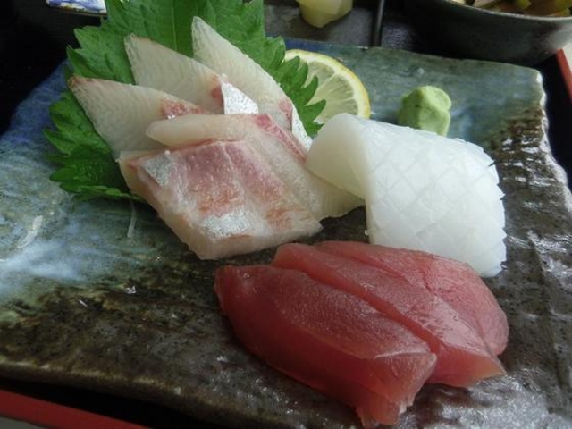 刺身はカレイ・アオリイカ・マグロと鯛です_フィッシュテラス はし長