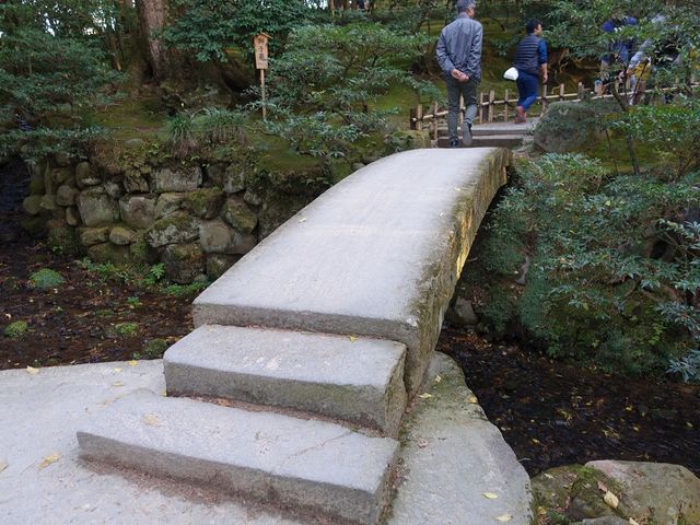 幅の狭い橋です_黄門橋(兼六園)