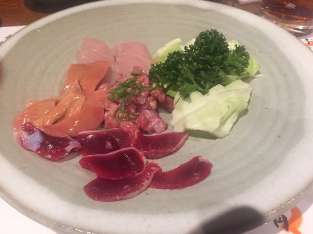 鳥刺し。食べかけですみません。_鳥きん本島本店