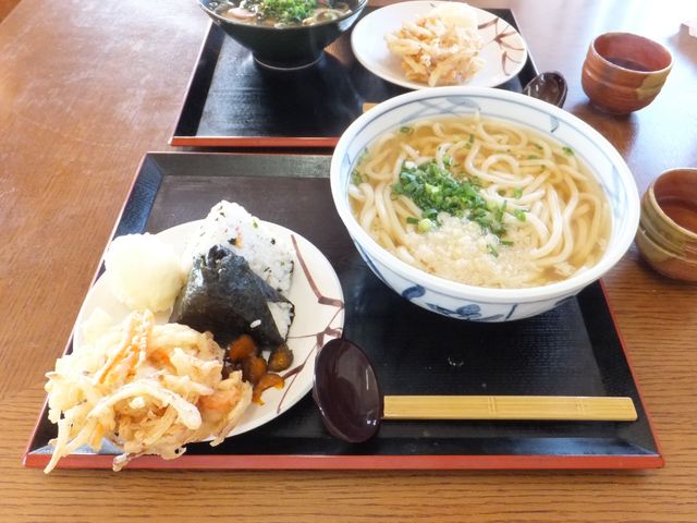 かけうどん(大)+かきあげ+おにぎり2個+玉子天ぷら→864円_こてつ
