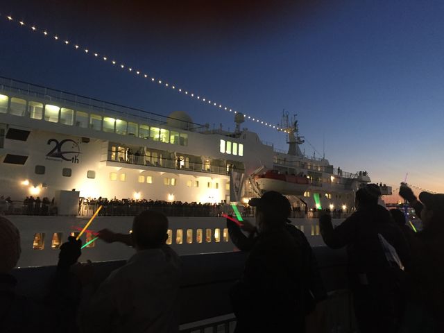 見送る人は「客船を見送る会」の方たちのみ。ある意味サクラ…横浜大桟橋みたく遊びにきた人は皆無_晴海埠頭(客船ターミナル)