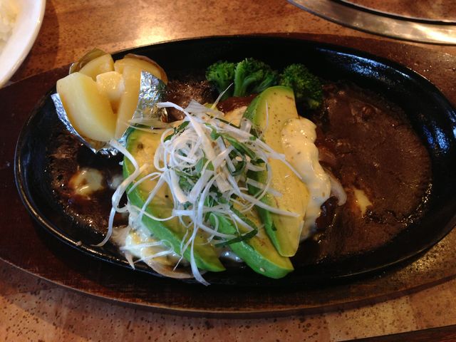 アボカドタルタルハンバーグ_肉の万世上尾店