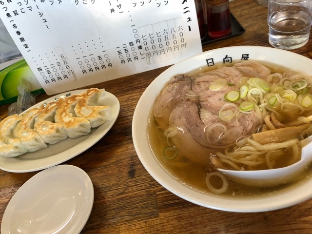 チャーシュー麺と餃子。_日向屋