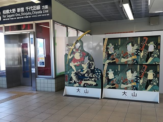 伊勢原駅改札内、顔出しパネル_伊勢原駅