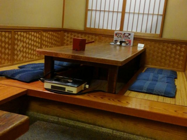 掘りごたつの座敷テーブルでゆったり_京都 権太呂 本店