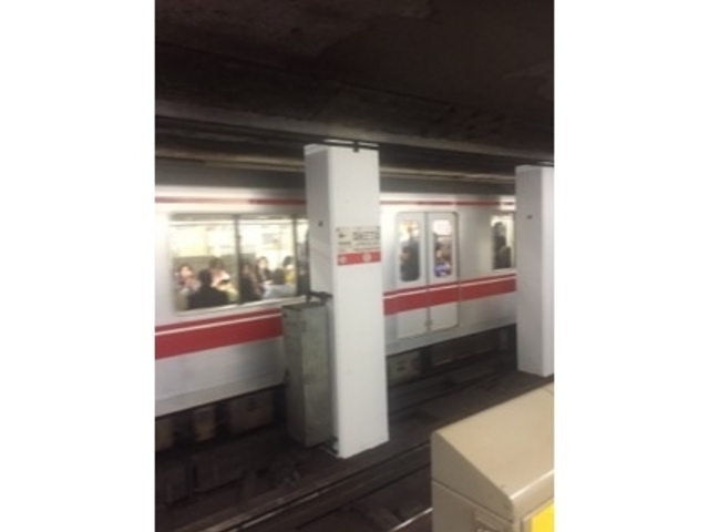 薄暗い印象の駅です。_東京メトロ丸の内線新宿三丁目駅