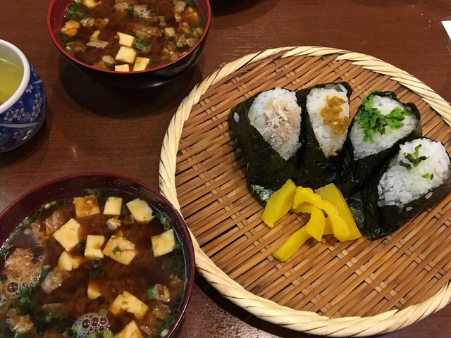 かにやのおにぎりと赤だし_かにや銅座本店