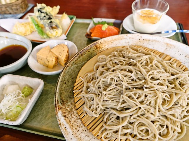 彩膳 1500円
天ぷらそば定食を他で食べると思ったら、こちらは小鉢やデザート付きでお得です。_蕎麦酒房 膳