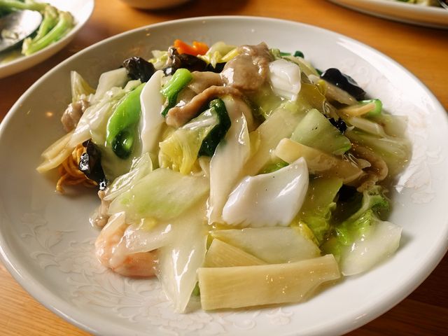 エビ塩焼きそばは昔からの名物メニュー。男性は大盛りでどうぞ_白馬飯店