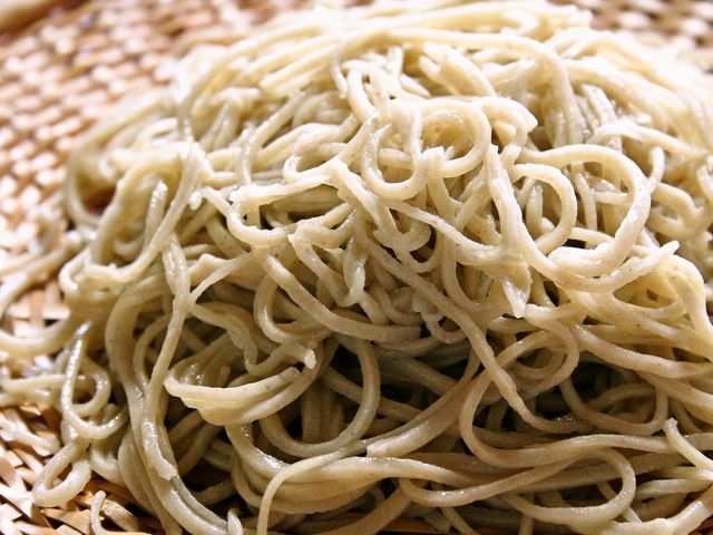 そばにも二種類あって、緑と普通のと。両方頼んで味の違いを確かめたい。深いぜ信州そば_蕎麦屋蛍