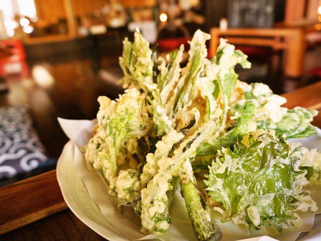 野菜や葉っぱの天ぷらというのがこの土地ならでは。名前はわかんなくっても、揚げたてうまいです。_蕎麦屋蛍