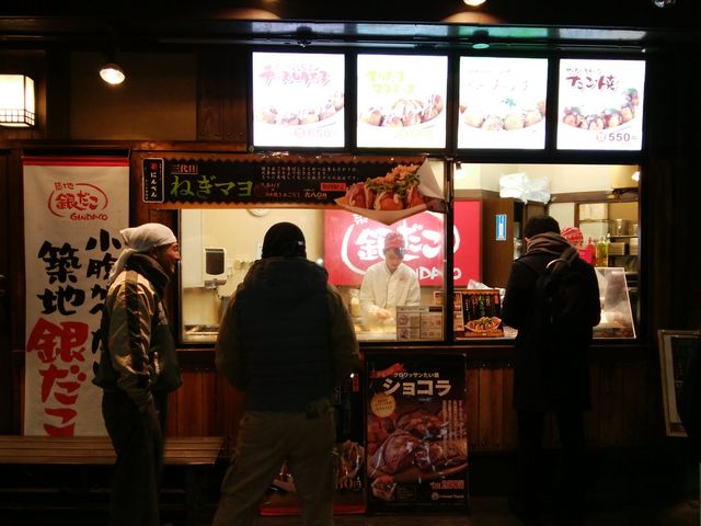 十字路の角店で、作ってる店員さんが直に見える、を最大限にアピールできる。_築地銀だこ 森下駅前店
