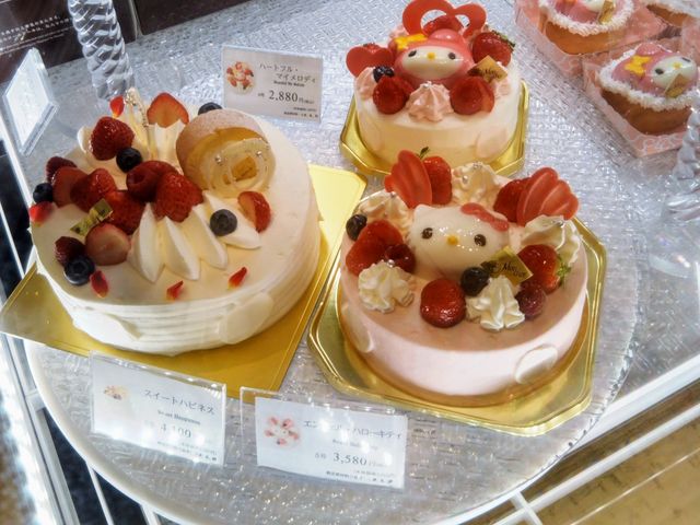 『ハローキティのホールケーキ』。_ベビー・モンシェール 大丸東京店
